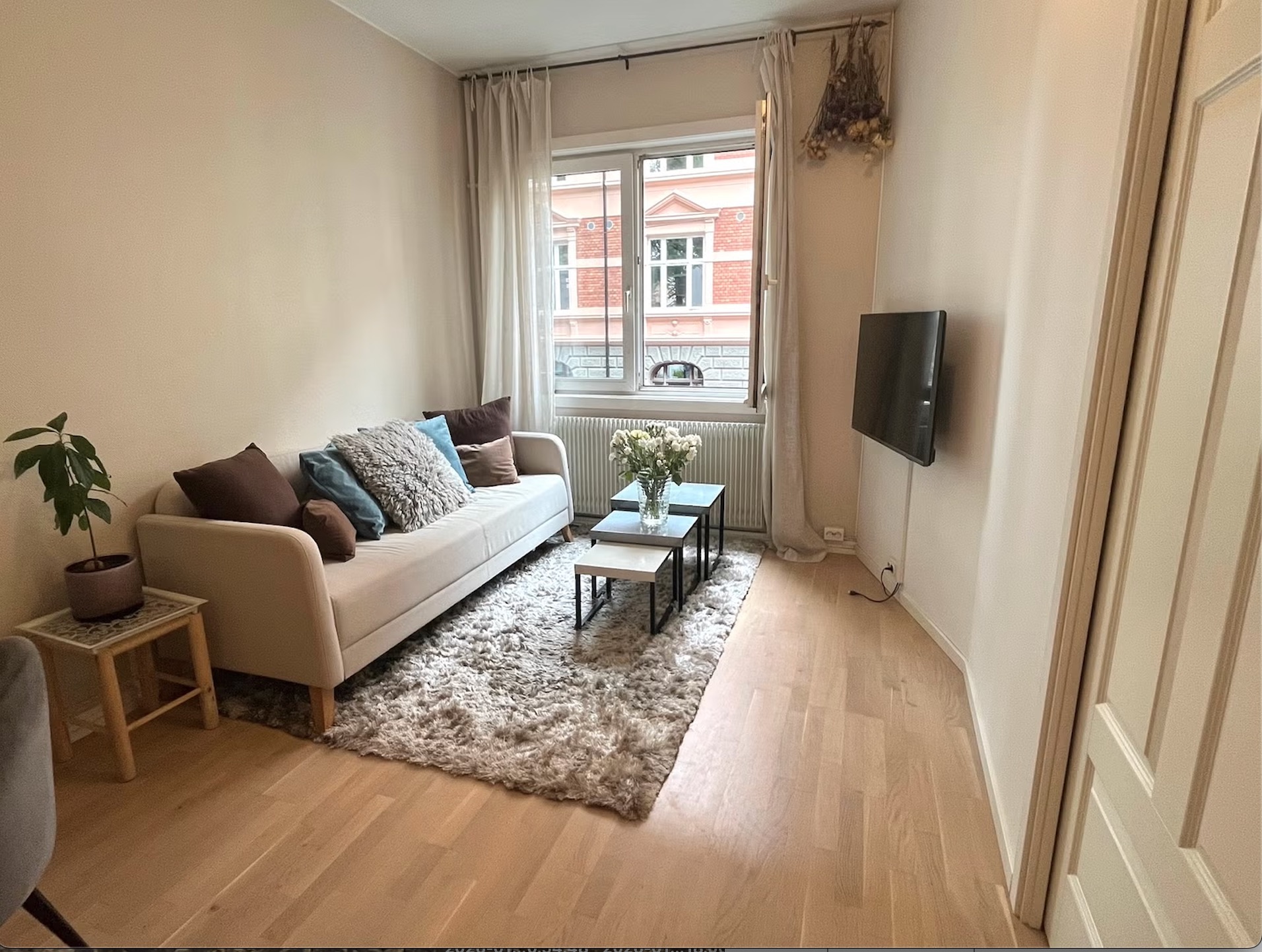 Inspirasjon til innredning av stue. Tv er vegghengt, og kan vinkles samt skyves inn og ut. 